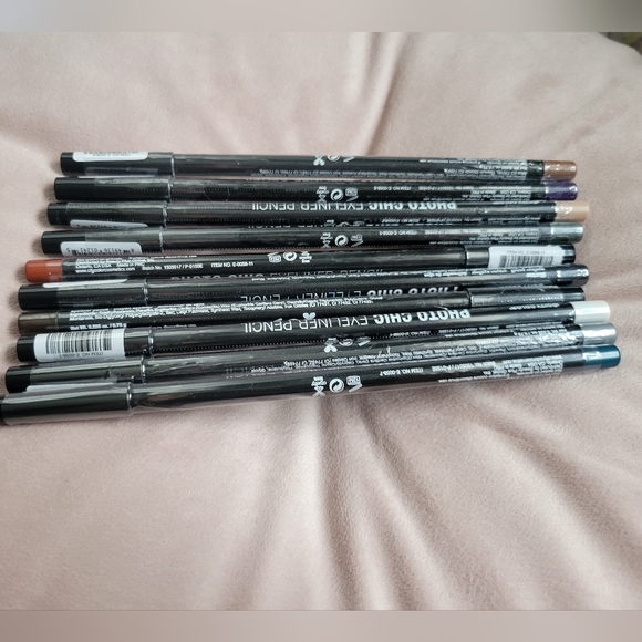 City Color Eye Shadow and 2 Eyeliner Pencil - Picture 4 of 4